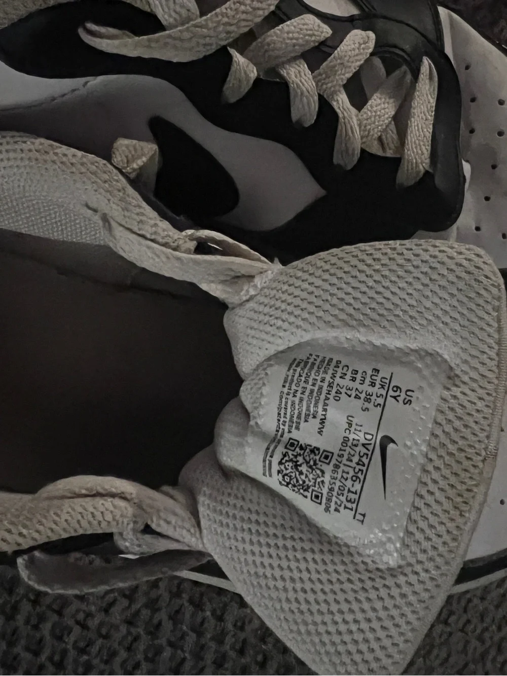 Nike White and Black Low-Top Sneakers